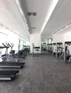 - une salle de sport avec plusieurs tapis de course et appareils de cardio-training dans l'établissement Monoambiente en Condominio Zero, à Santa Cruz de la Sierra