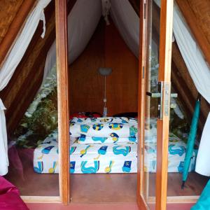 Tempat tidur dalam kamar di ECO Bedugul adventurer camp