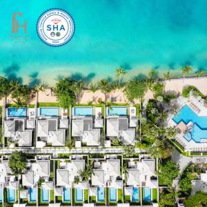 - une vue aérienne sur un complexe avec l'océan dans l'établissement Fair House Villas & Spa, Koh Samui, à Mae Nam Beach