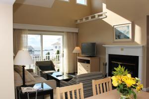 - un salon avec un canapé et une cheminée dans l'établissement Waters Edge Resort and Spa TimeShare, à Westbrook