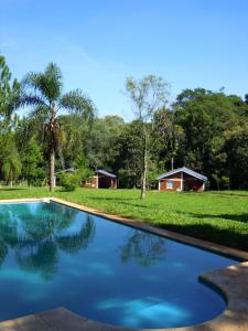 una piscina con una casa en el fondo en Cabañas Moconá en Dos de Mayo