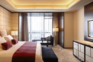 Ein Bett oder Betten in einem Zimmer der Unterkunft The QUBE Hotel Shanghai -Close to Pudong International Airport and Disney Land