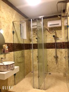 un bagno con doccia e lavandino di Villa - Hotel Nam Khang 2 Dalat a Da Lat