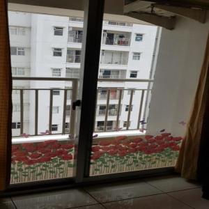 Zimmer mit Fenster und Blick auf ein Gebäude in der Unterkunft Mediterania Garden Residence 2 in Jakarta