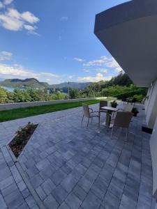 eine Terrasse mit Stühlen und einem Tisch mit Aussicht in der Unterkunft Apartments Barbi in Bled