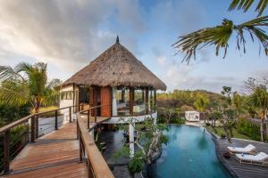 Villa con piscina y terraza de madera. en Dayu Mirah Resort, en Jimbaran