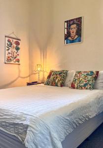 Un dormitorio con una gran cama blanca con almohadas. en The Coorow Hotel, en Coorow