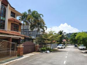 バトゥ・フェリンギにあるEden Cosy Livingの建物前の車道