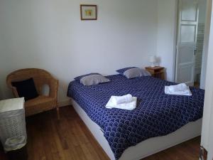 ein Schlafzimmer mit einem Bett mit zwei Handtüchern darauf in der Unterkunft chez clion in Lorigné
