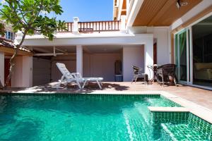 パタヤ・サウスにある3 Bedroom Town Villa With Private Poolの家の前のプール