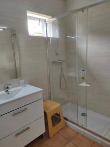 uma casa de banho com um chuveiro, um lavatório e um WC. em Relax, silencio y sol en el jardin em Hendaye