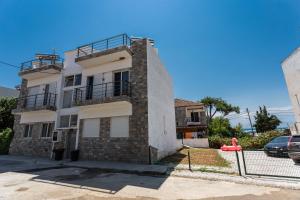 ネア・カリクラティアにあるHBA apartments 2 Vergia beachの上にバルコニーがある白い建物