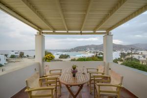 eine Terrasse mit einem Tisch und Stühlen sowie Meerblick in der Unterkunft Ydreos Studios & Apartments in Mikri Vigla