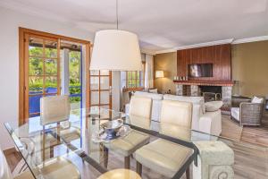 カラ・フィゲラにあるVilla Cala Figueraのダイニングルーム、リビングルーム(ガラスのテーブル、椅子付)