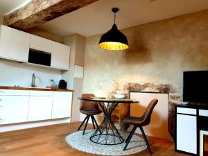 Restauberge Peitry في Roodt-sur-Syre: مطبخ مع طاولة وكراسي في غرفة