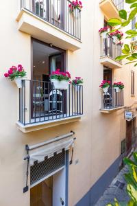 un edificio con 2 balcones con flores. en Sorrento Flats en Sorrento