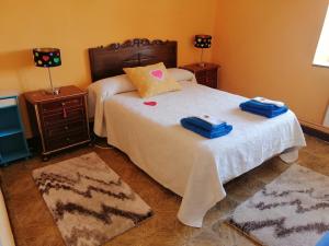 1 dormitorio con 2 camas y 2 mesitas de noche en La Casa de Colores, en Sariego