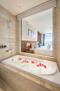 Canvas Danang Beach Hotel客房内的一张或多张床位