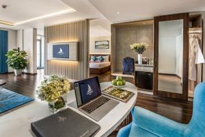 Canvas Danang Beach Hotel的电视和/或娱乐中心