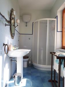 a bathroom with a white sink and a shower at Villa Raniero Gatti in San Michele in Teverina