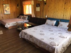 salon z 2 łóżkami i kanapą w obiekcie Liu Fu Shan Zhuang w Kenting