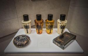 カターニアにあるETNEA 454 Catania Luxury Roomsの四本の香水瓶の集団