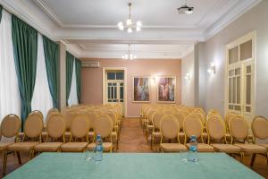 a conference room with a table and chairs at Tsentralnaya Hotel in Odesa