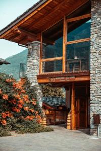 un edificio con una gran ventana en su lateral en Maison Bionaz Ski & Sport, en Aosta