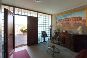 a living room with a large painting on the wall at Villa Boninsegna in Castel d'Azzano