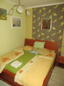 a bedroom with two twin beds next to each other at Vadvirág Apartman in Csopak
