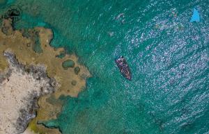 una vista aérea de un barco en el océano en Penthouse Sunset Balcony by Sea N' Rent, en Nahariyya