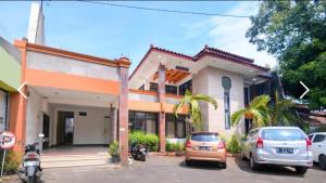 TangkilにあるHotel Syariah Cordovaの車が停まった家