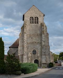 een oude stenen kerk met een hoge toren bij Castelger in Vauciennes