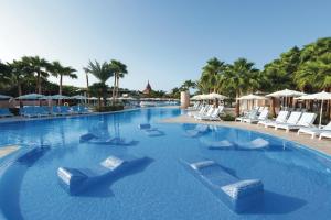 Bazén v ubytování Hotel Riu Cabo Verde - Adults Only - All Inclusive nebo v jeho okolí