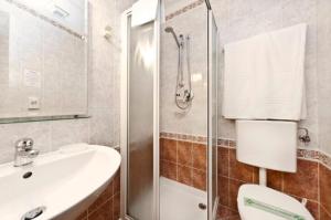 La salle de bains est pourvue d'une douche, d'un lavabo et de toilettes. dans l'établissement Hotel Alla Fava, à Venise