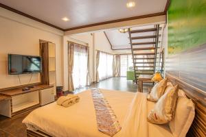 Łóżko lub łóżka w pokoju w obiekcie Muak Lek Forest Resort