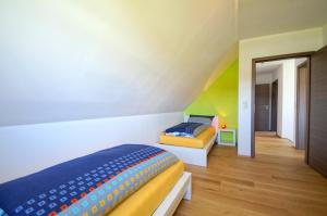 1 dormitorio con 2 camas y pasillo en Ferienhaus Schmied, en Bärnau