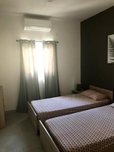 Postel nebo postele na pokoji v ubytování Luqa Apartment - 5 mins from Airport