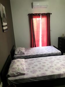 Rúm í herbergi á Luqa Apartment - 5 mins from Airport