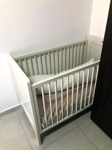 Rúm í herbergi á Luqa Apartment - 5 mins from Airport