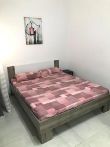 Rúm í herbergi á Luqa Apartment - 5 mins from Airport