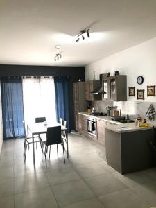 Dapur atau dapur kecil di Luqa Apartment - 5 mins from Airport