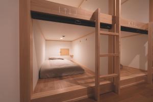 伊勢的住宿－THY GUEST HOUSE，一间卧室配有两张双层床。