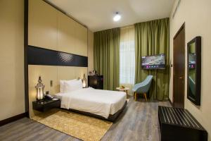 Uma TV ou centro de entretenimento em TIME Express Hotel Al Khan