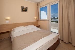 Ein Bett oder Betten in einem Zimmer der Unterkunft Hotel Delfin Plava Laguna