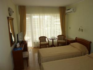 
Un pat sau paturi într-o cameră la Hotel Amiral
