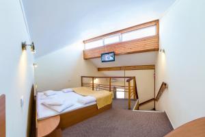 a small bedroom with a bunk bed in a house at Pensiunea Kronstadt in Braşov