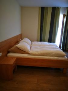 AltmannsteinにあるHopfenErlebnisHofのベッド1台(枕2つ付)