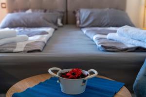 um balde de flores em uma mesa em frente a uma cama em Apartments Miri Vrsar em Vrsar