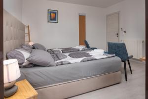 1 dormitorio con 2 camas y silla azul en Apartments Miri Vrsar en Vrsar